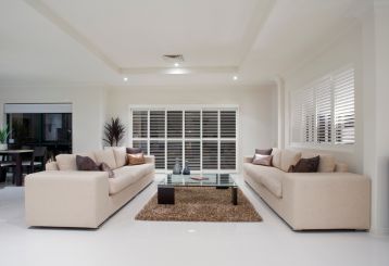 Transform your space with mini blinds – a modern and cost-effective window covering solution.